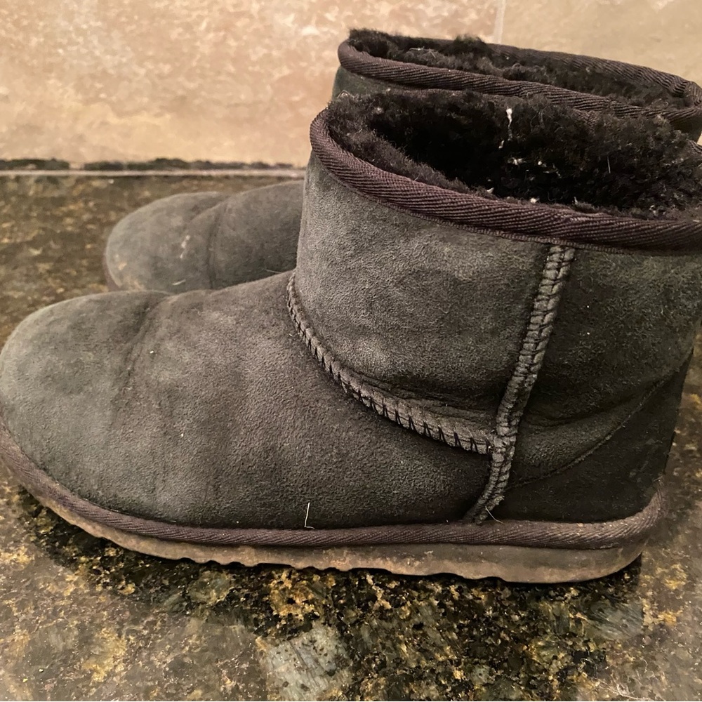 Great Deal! Women’s Black Short Uggs